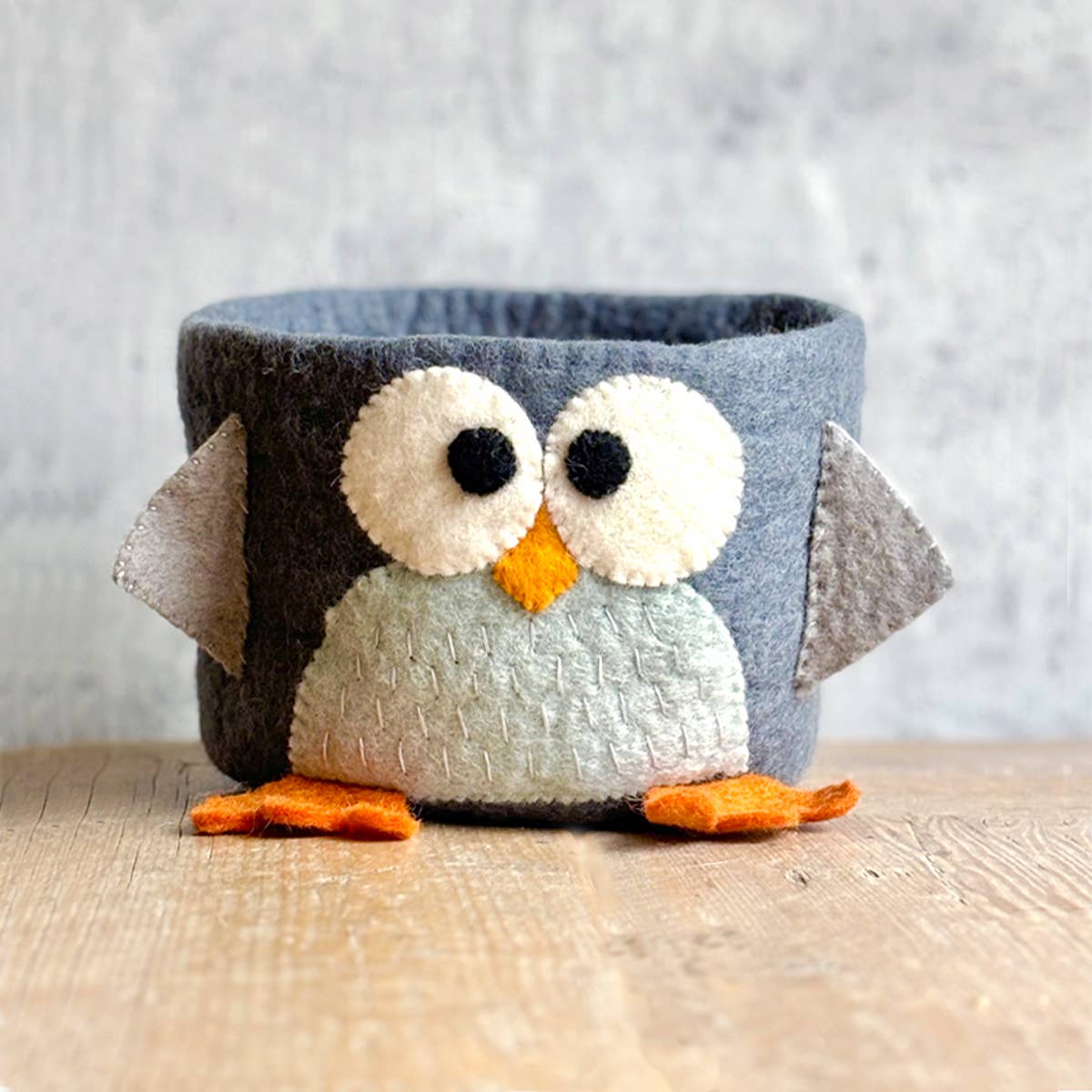 Mand uil grijs
