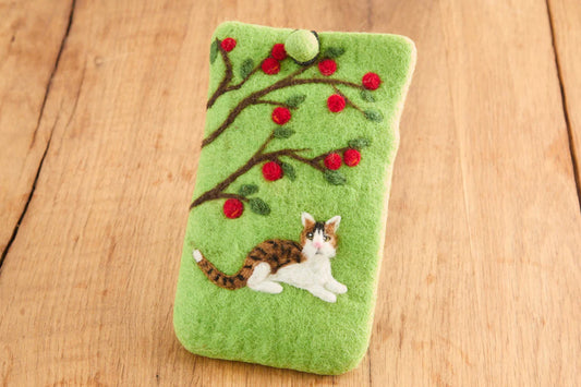 Telefoonhoes kat appelboom